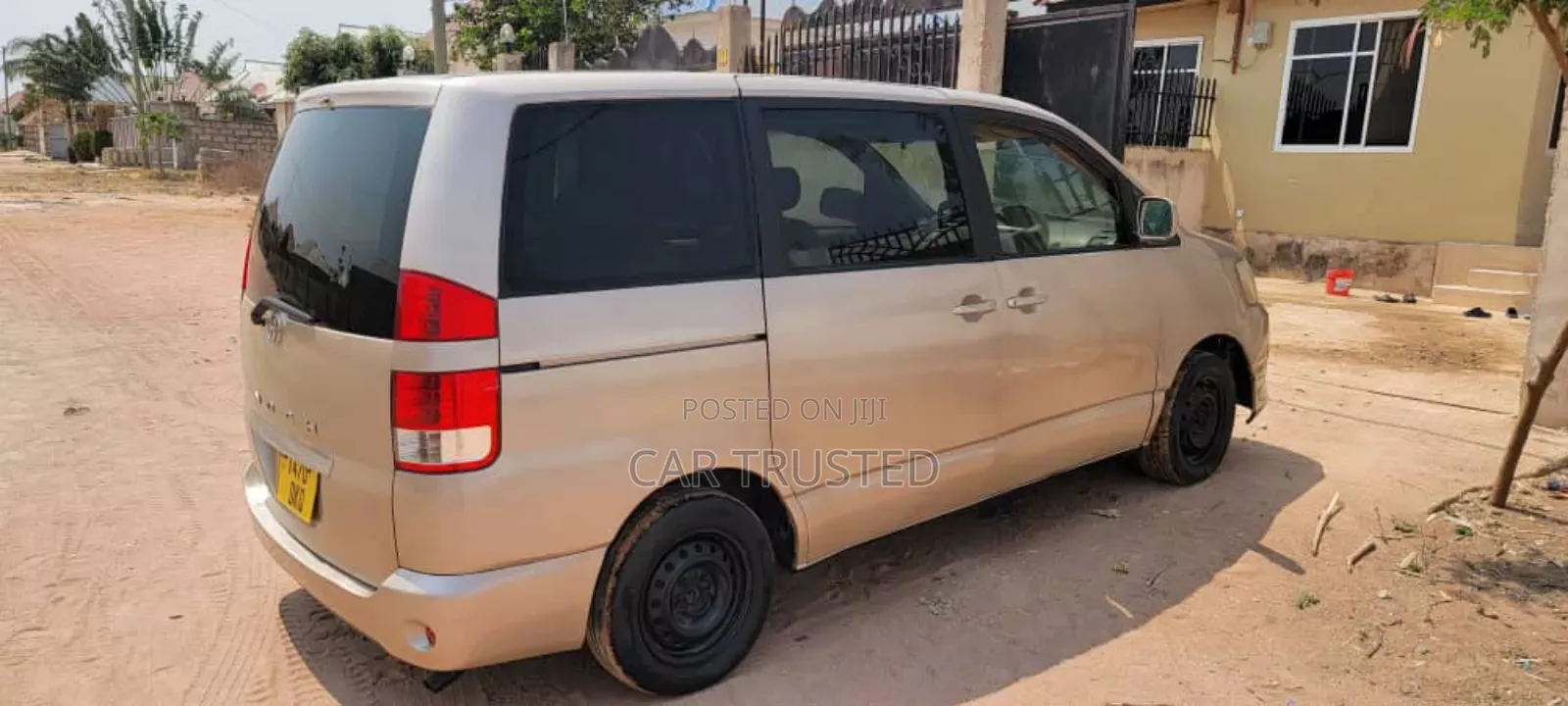 Toyota Noah 2.0 AWD (8 Seater) 2005 Gold