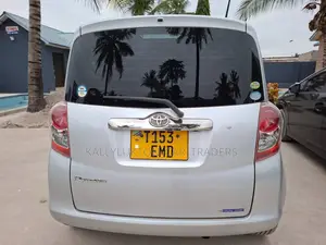 Toyota Ractis 2006 Silver