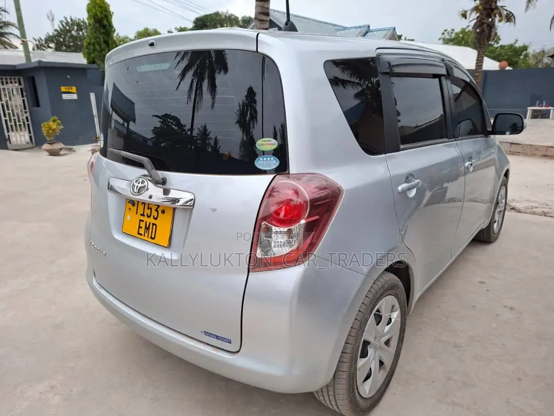 Toyota Ractis 2006 Silver