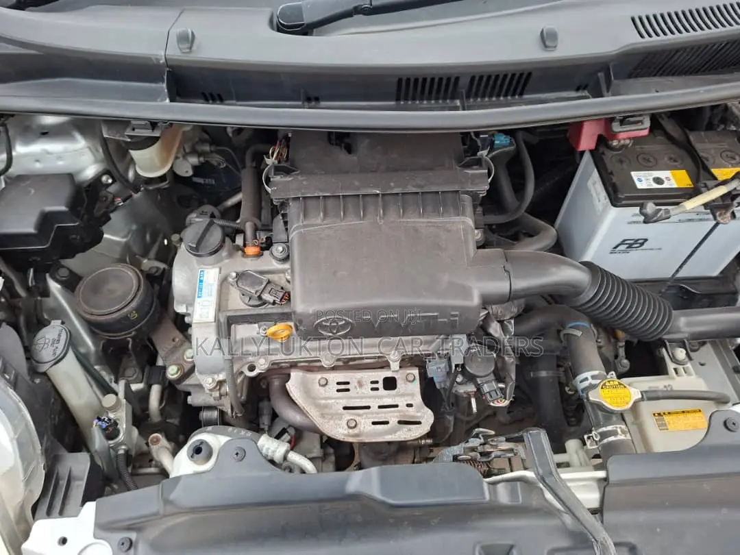 Toyota Ractis 2006 Silver