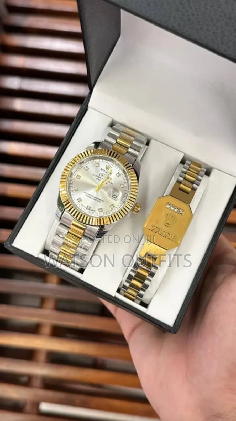 Full Boxed Watches With Bracelets Very Classic and Hot