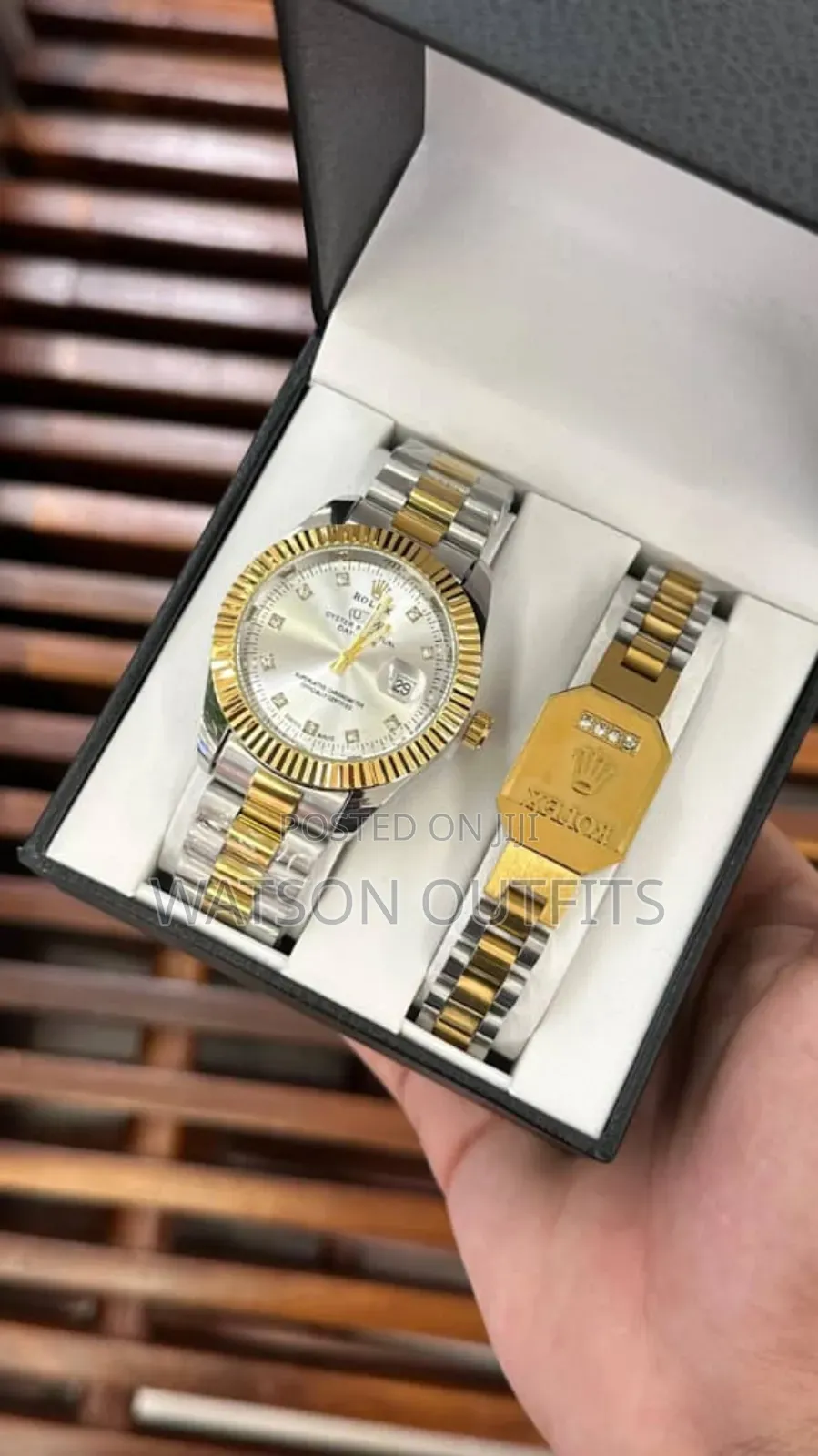Full Boxed Watches With Bracelets Very Classic and Hot