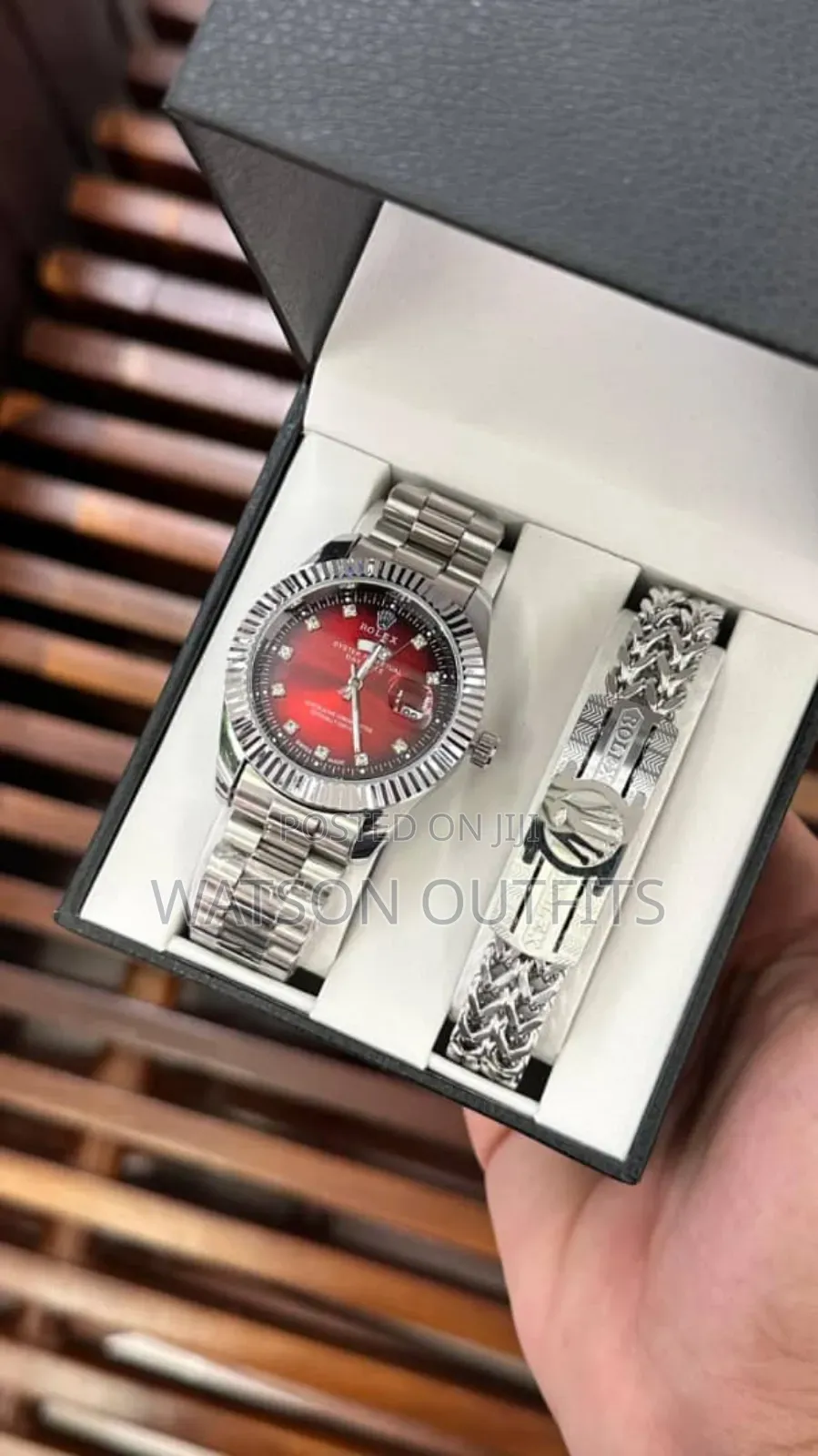 Full Boxed Watches With Bracelets Very Classic and Hot