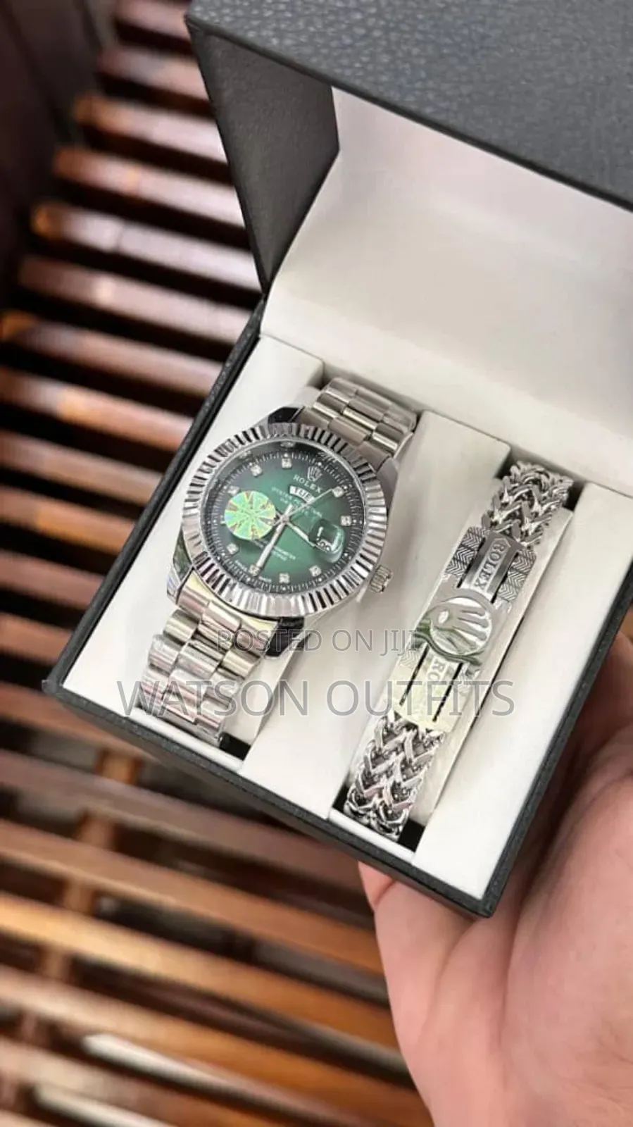 Full Boxed Watches With Bracelets Very Classic and Hot