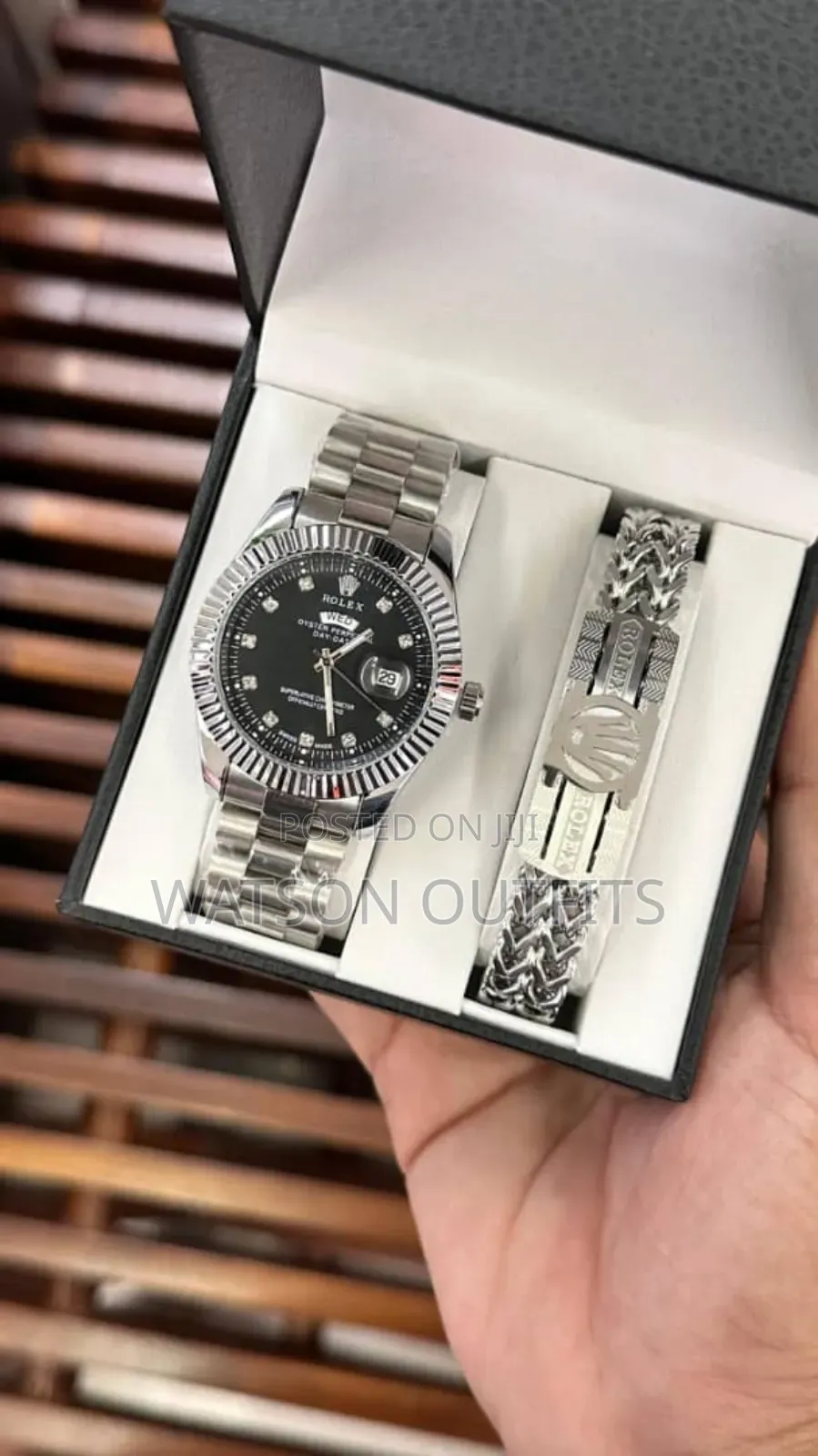 Full Boxed Watches With Bracelets Very Classic and Hot