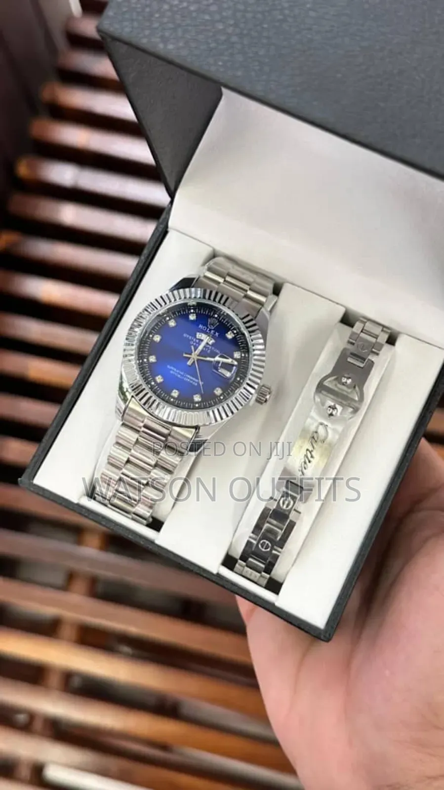 Full Boxed Watches With Bracelets Very Classic and Hot