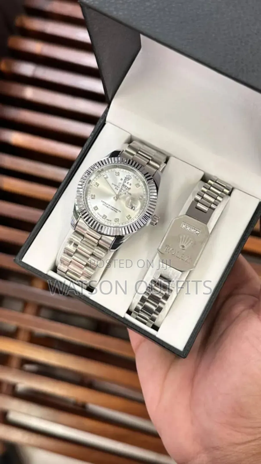 Full Boxed Watches With Bracelets Very Classic and Hot