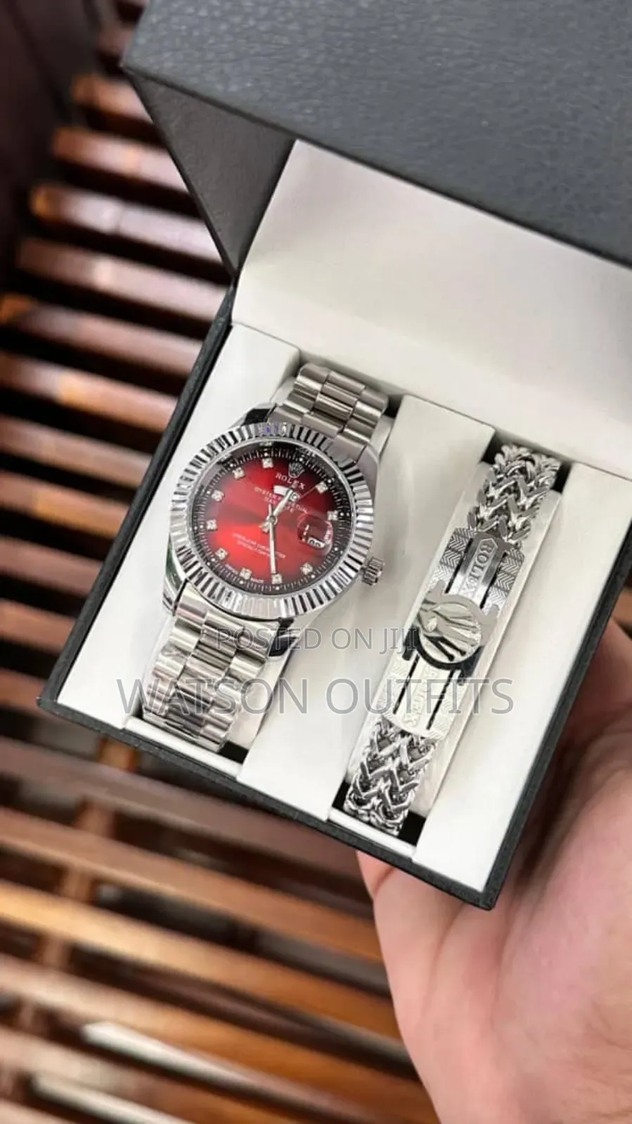 Full Boxed Watches With Bracelets Very Classic and Hot