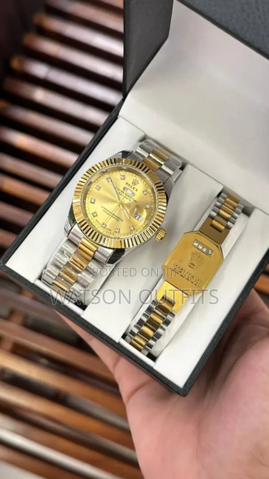 Full Boxed Watches With Bracelets Very Classic and Hot