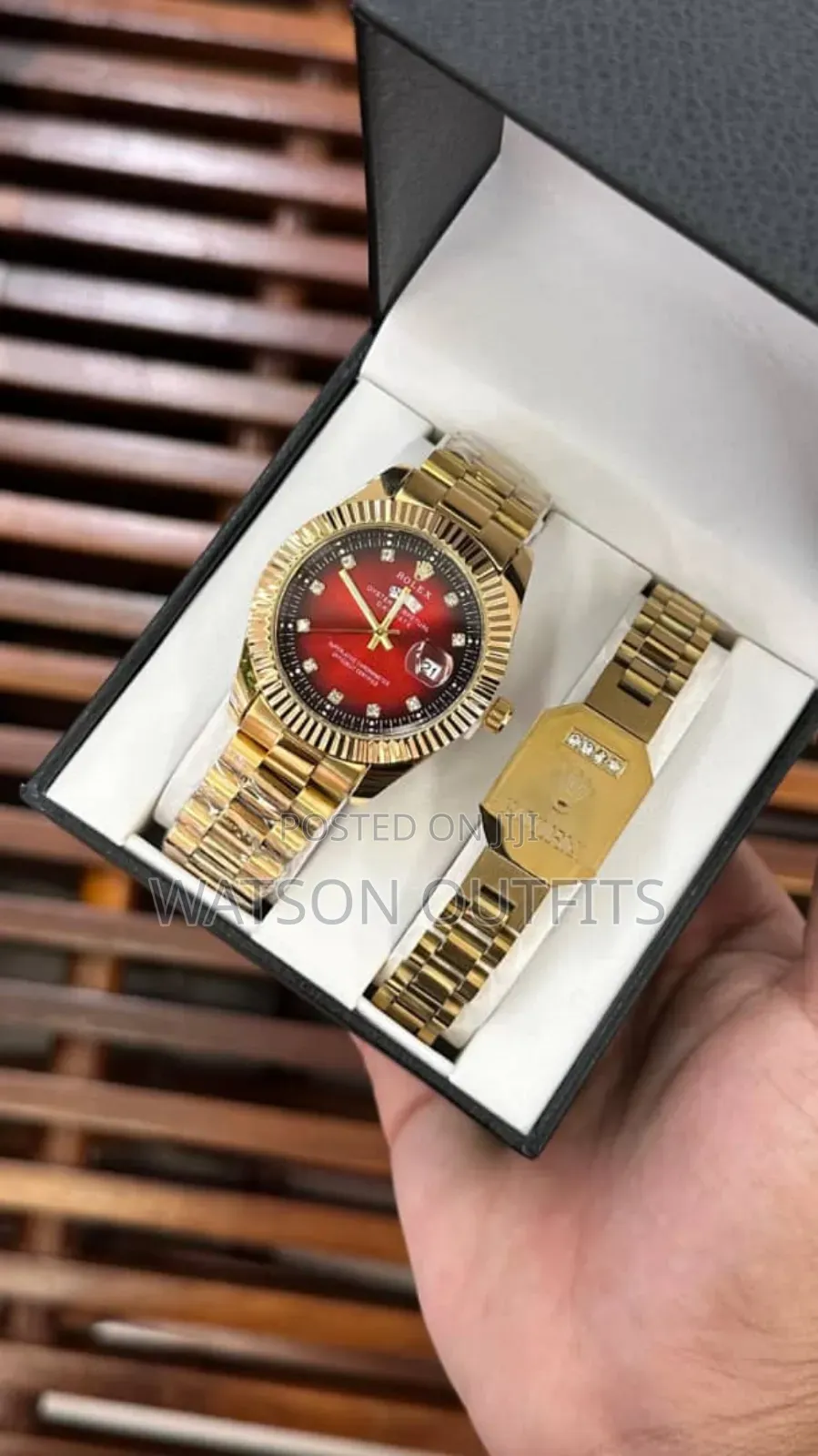 Full Boxed Watches With Bracelets Very Classic and Hot