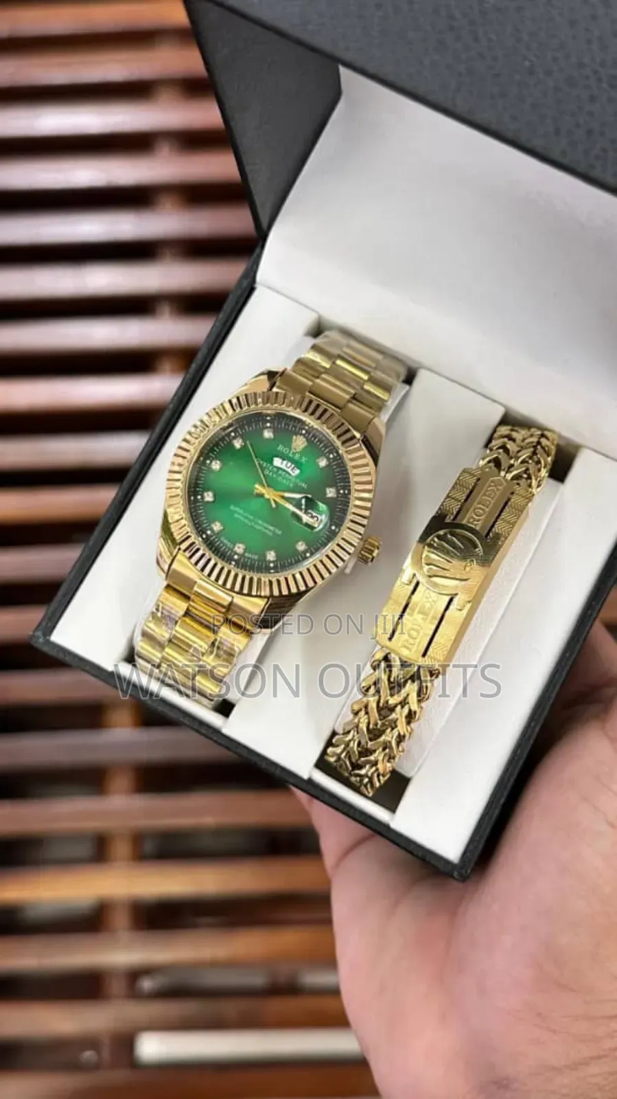 Full Boxed Watches With Bracelets Very Classic and Hot