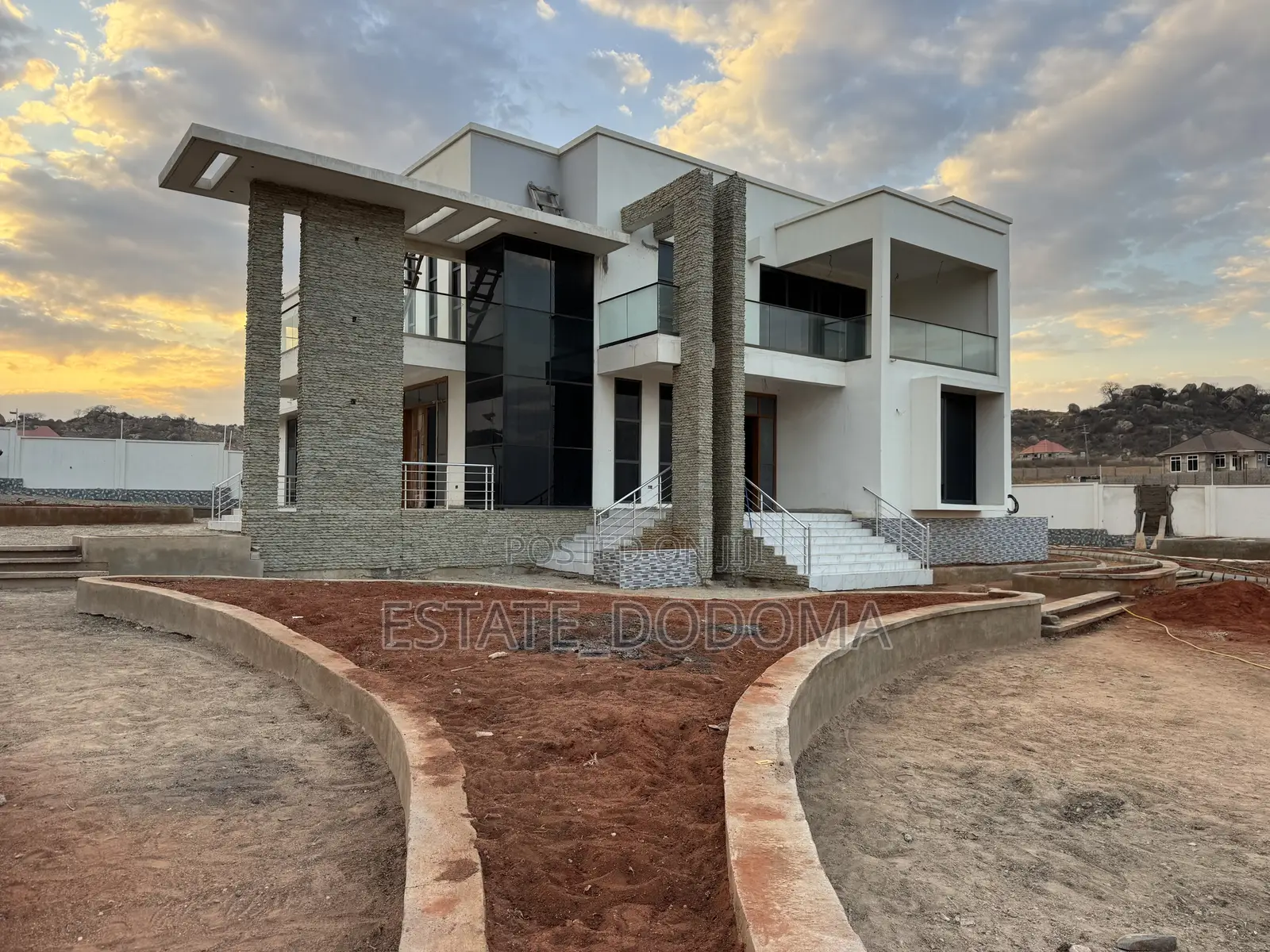5bdrm Mansion in Iyumbu West for sale