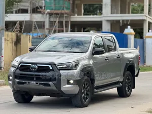 Toyota Hilux 2023 Silver