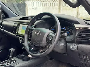 Toyota Hilux 2023 Silver
