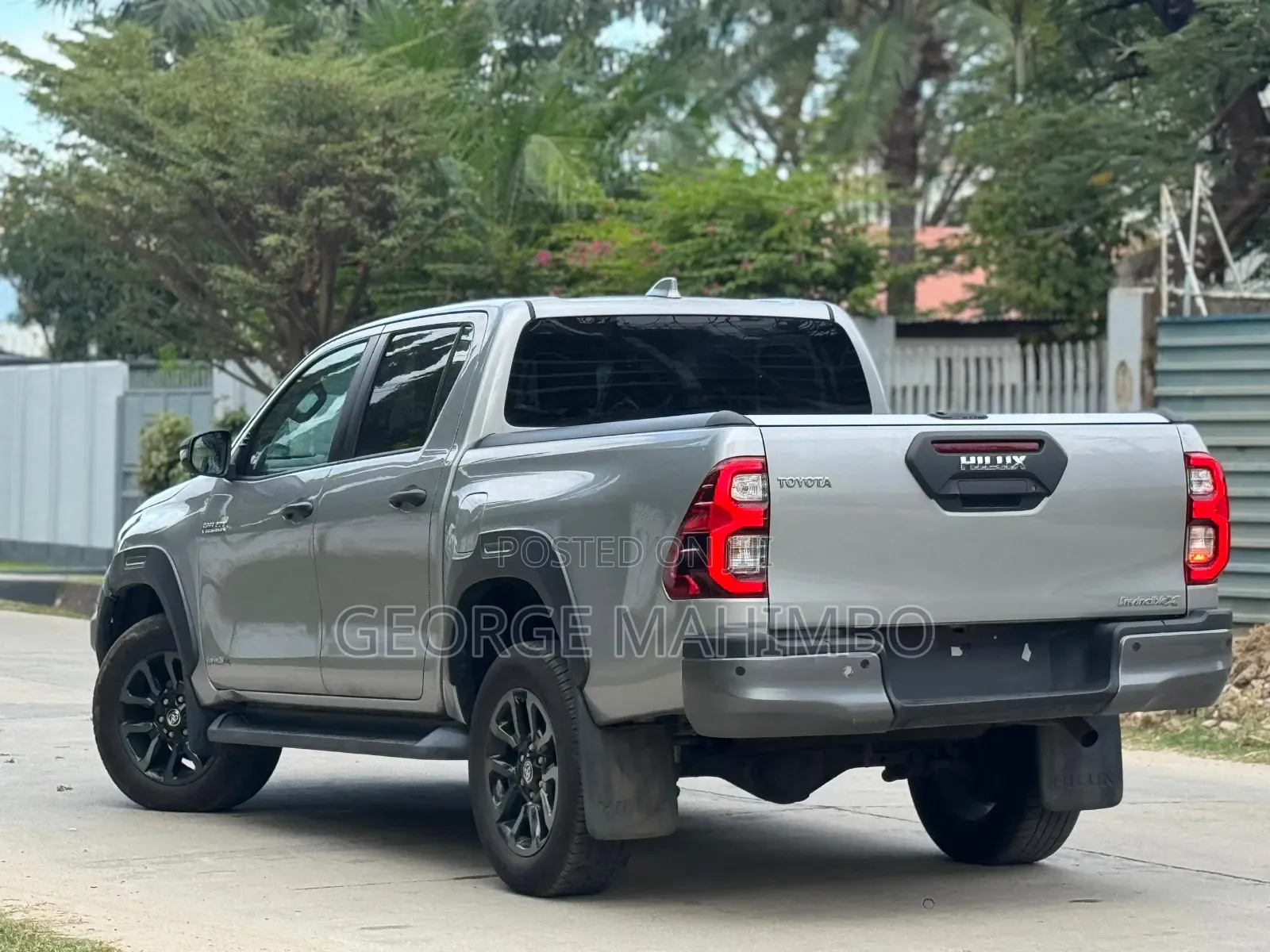 Toyota Hilux 2023 Silver
