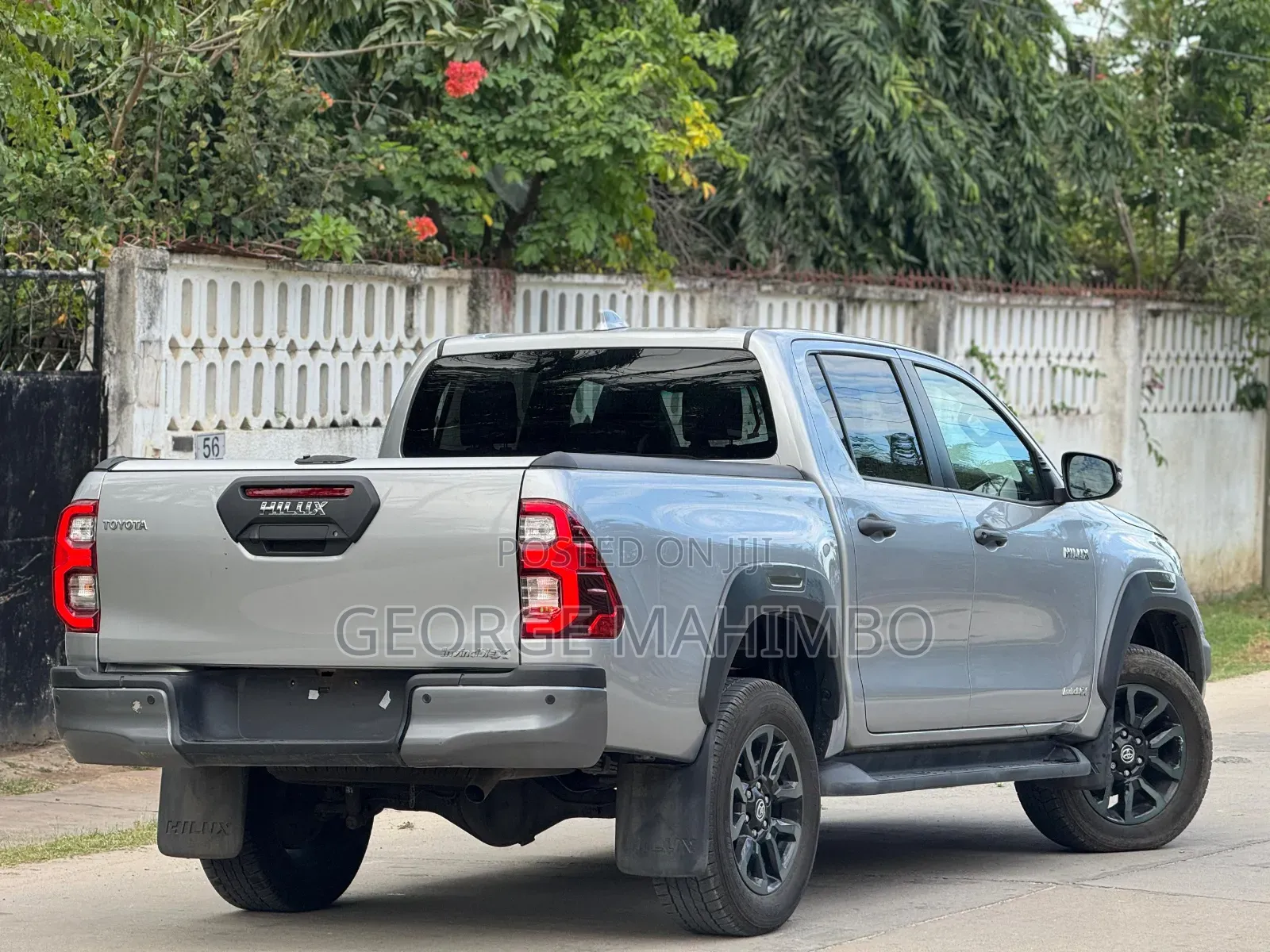 Toyota Hilux 2023 Silver