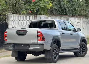 Toyota Hilux 2023 Gray