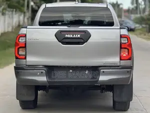 Toyota Hilux 2023 Gray