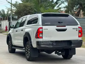 Toyota Hilux 2023 White