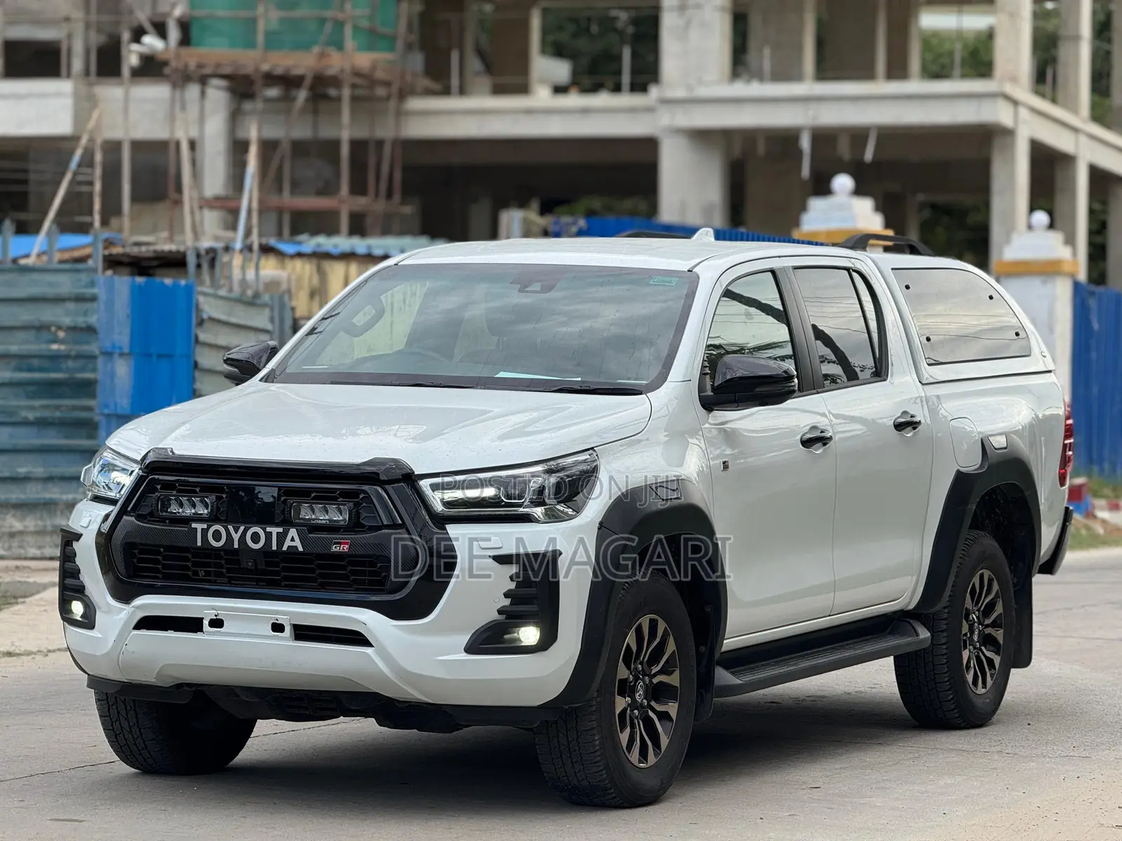 Toyota Hilux 2023 White
