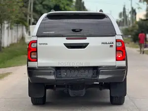Toyota Hilux 2023 White