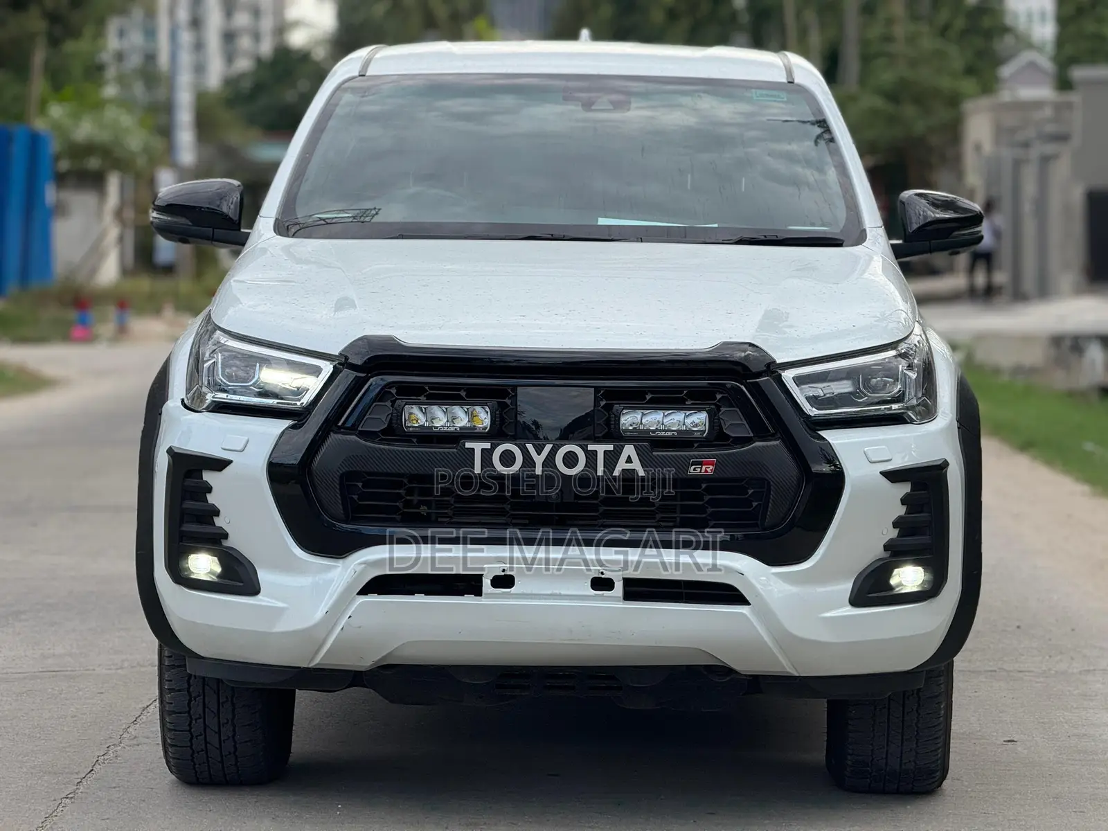 Toyota Hilux 2023 White
