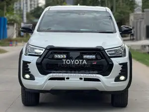 Toyota Hilux 2023 White
