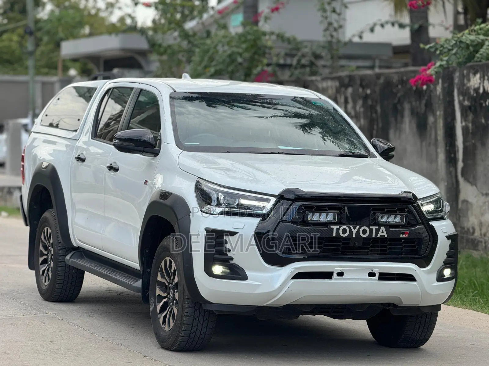 Toyota Hilux 2023 White