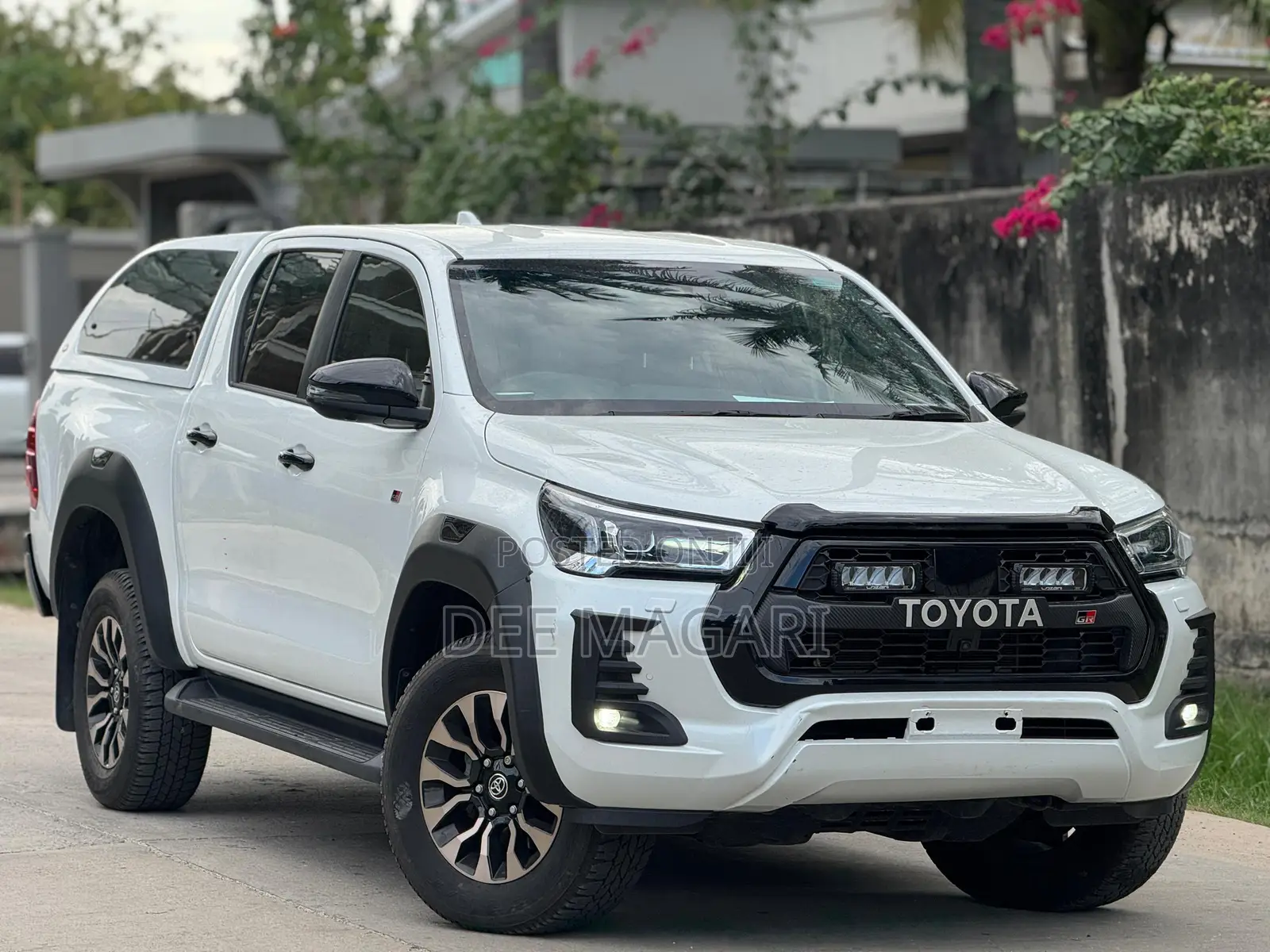 Toyota Hilux 2023 White