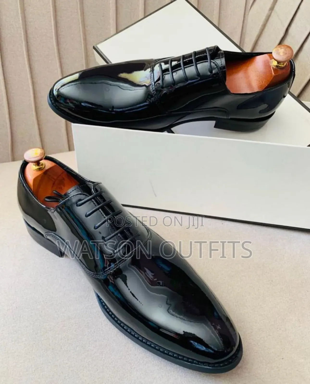 Men's Moccasin Shoes With Nicely Shinning or Shiny Plain Surface