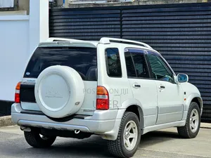 Suzuki Escudo 2003 White