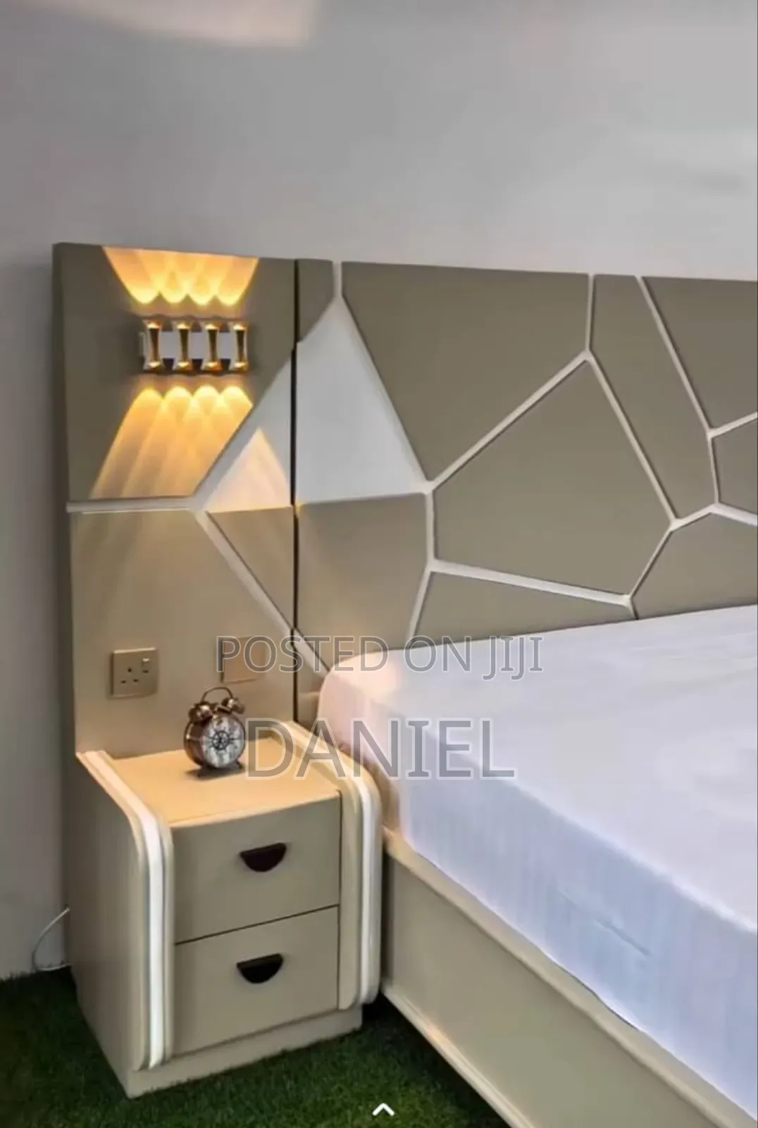 Kitanda Cha Mbao 5*6 Na Bedside Rangi Ya Maziwa