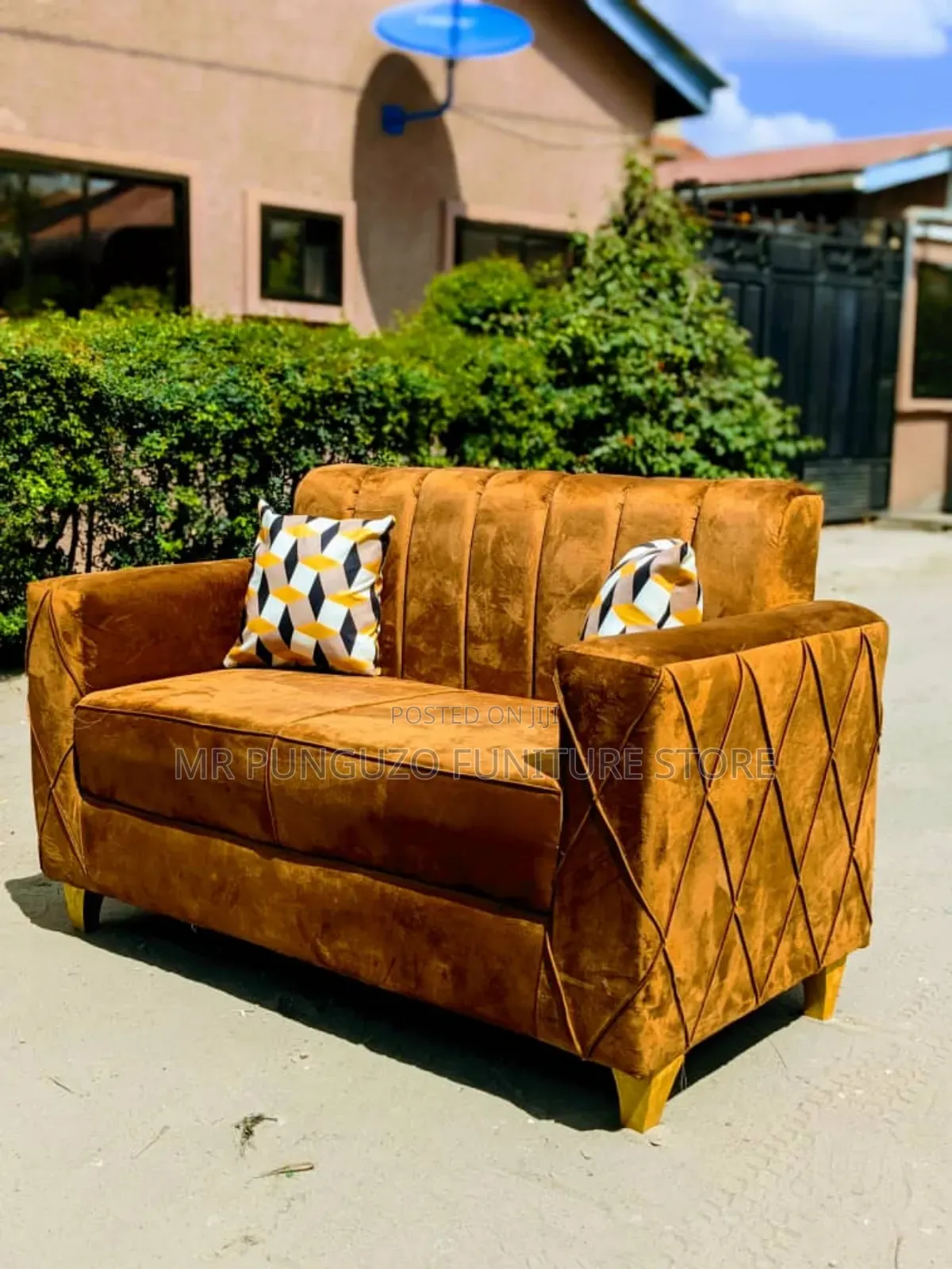 Sofa Ya Watu Wawili Classic Sana Dog Color