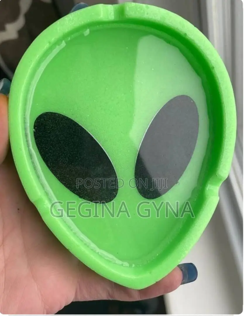 Alien Ashtray Ngumu
