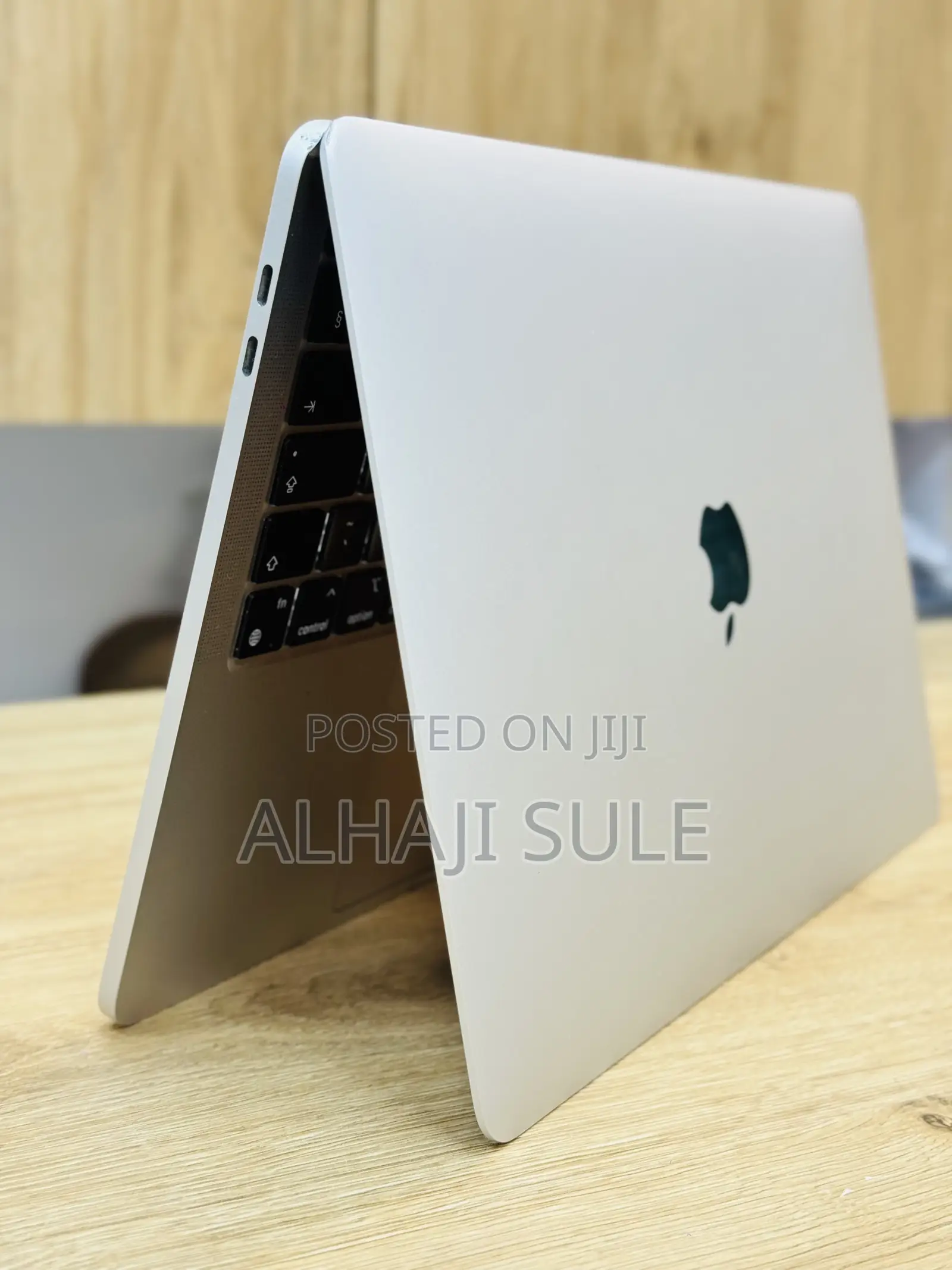 Laptop Apple MacBook Pro 2022 M2 8GB Apple M2 SSD 256GB
