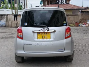 Toyota Ractis 2010 Silver
