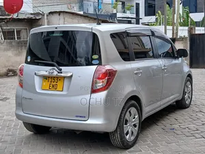 Toyota Ractis 2010 Silver