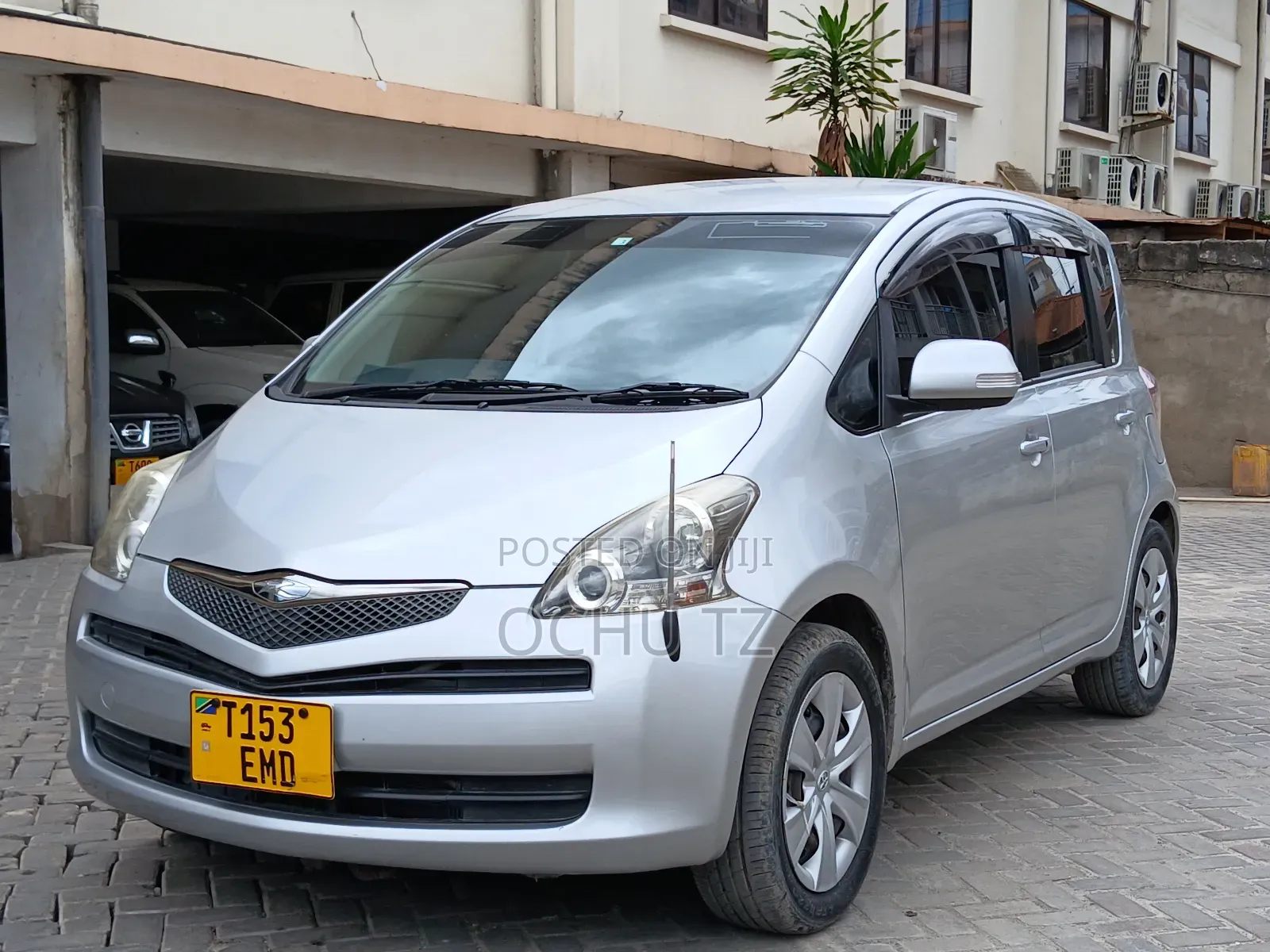 Toyota Ractis 2010 Silver