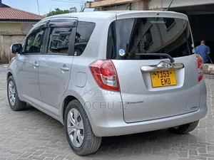 Toyota Ractis 2010 Silver