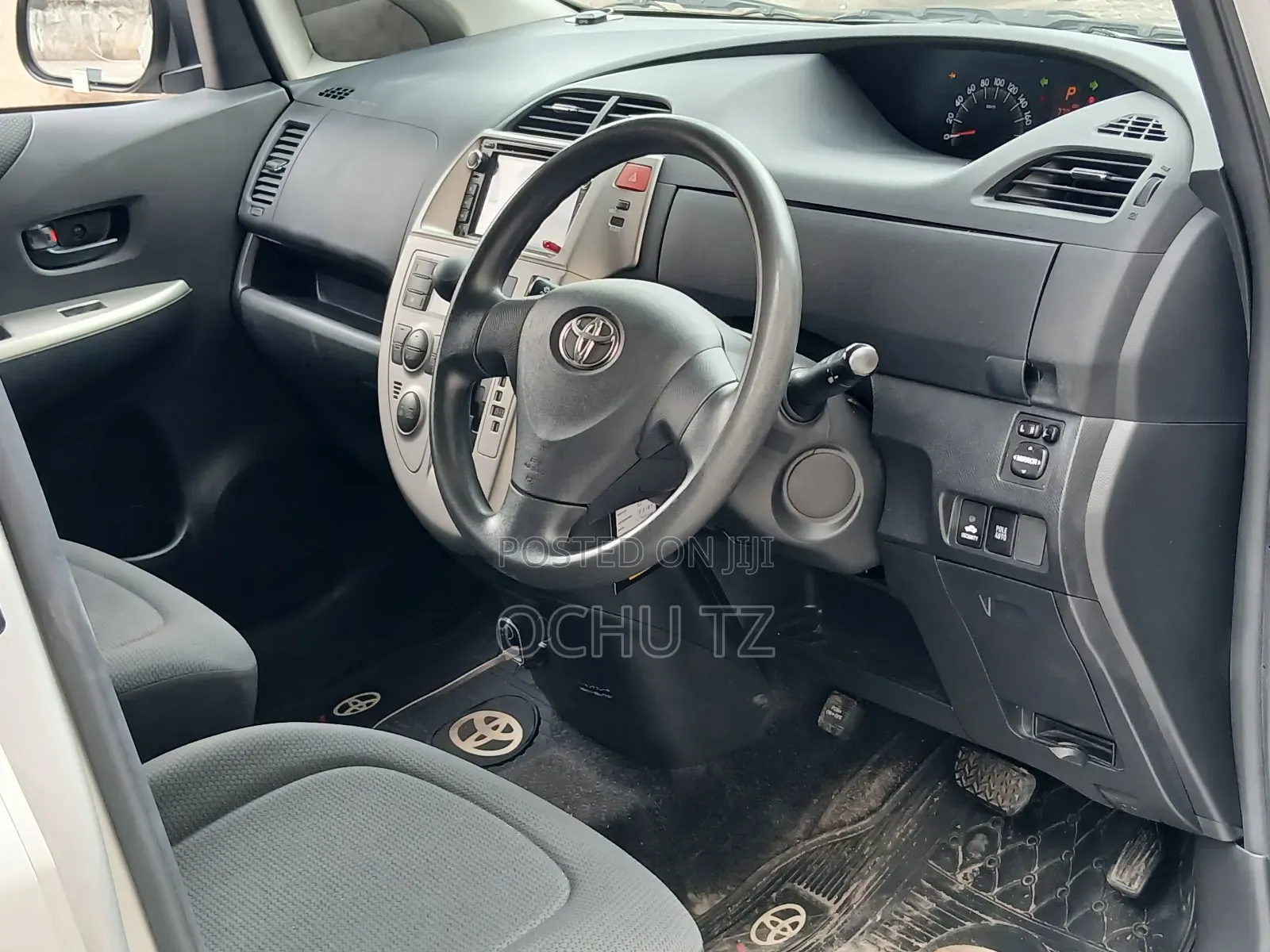 Toyota Ractis 2010 Silver
