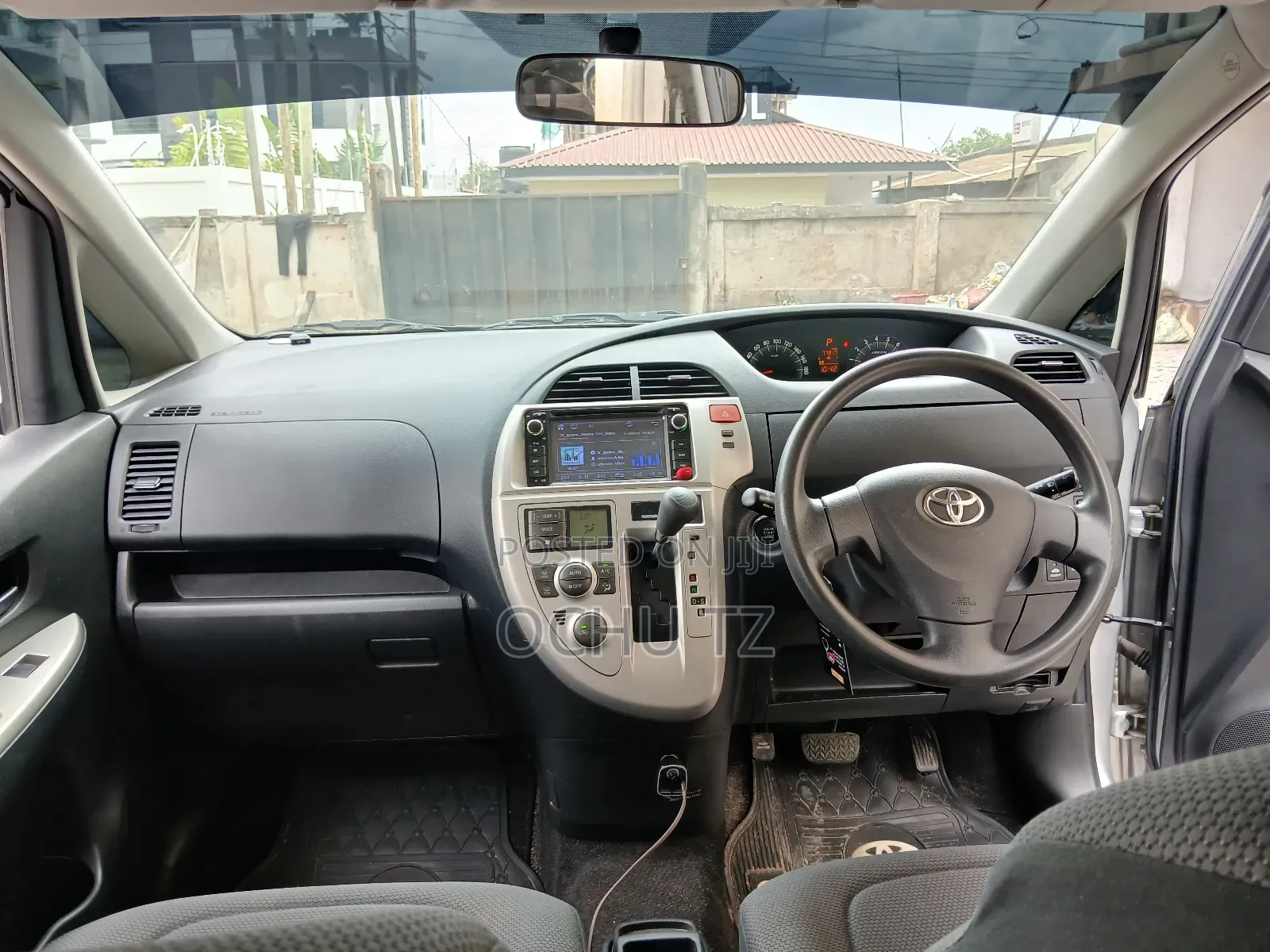 Toyota Ractis 2010 Silver