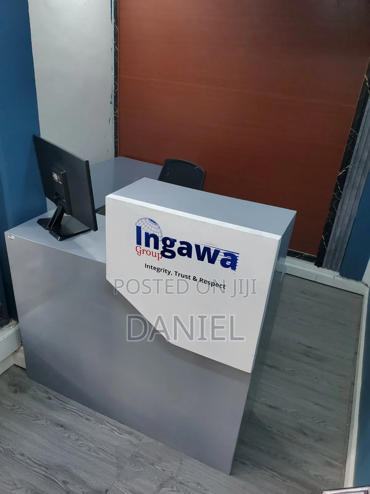 Reception Table Ya Rangi Ya Grey Na Nyeupe