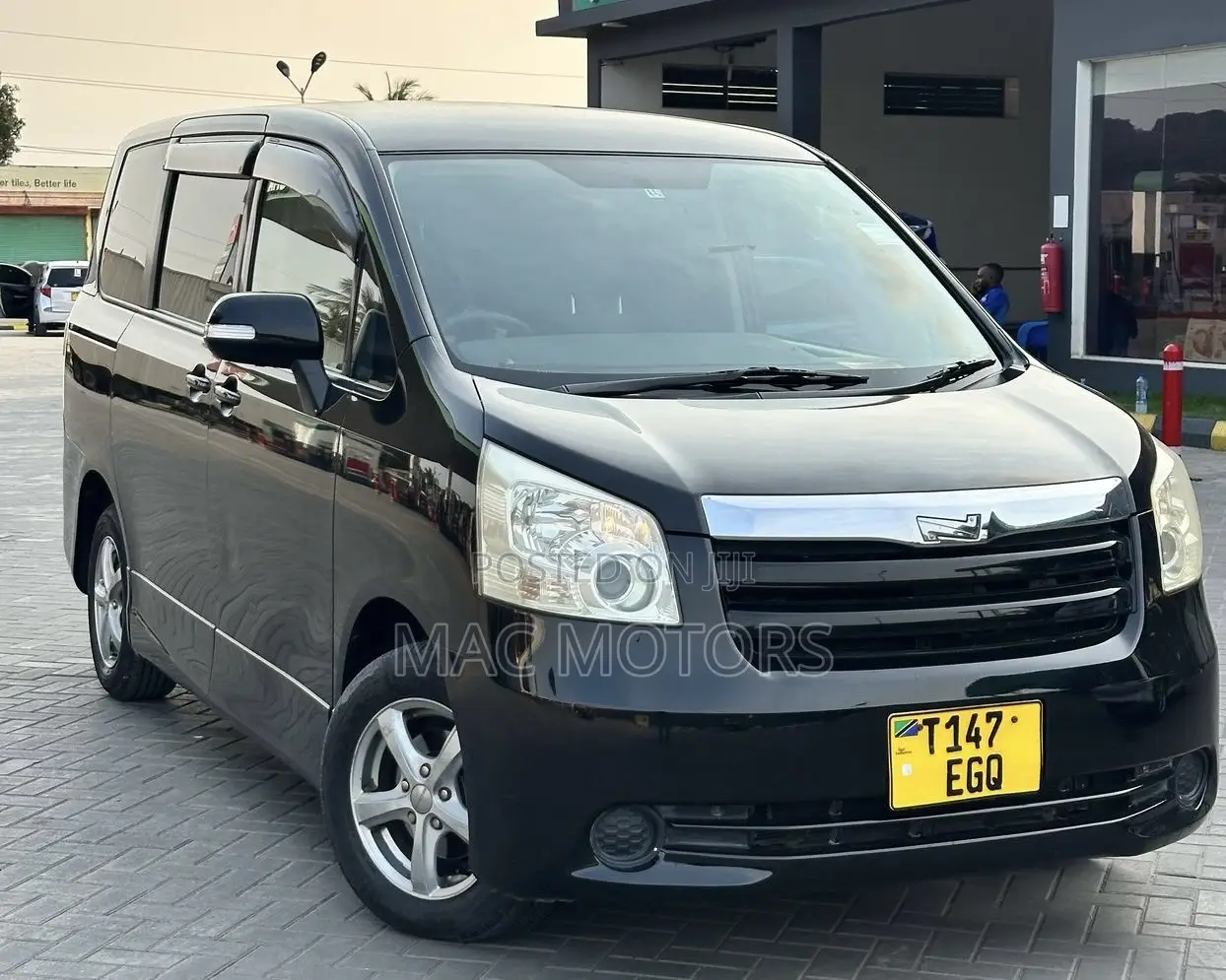 Toyota Noah 2.0 143hp FWD (8 Seater) 2008 Black