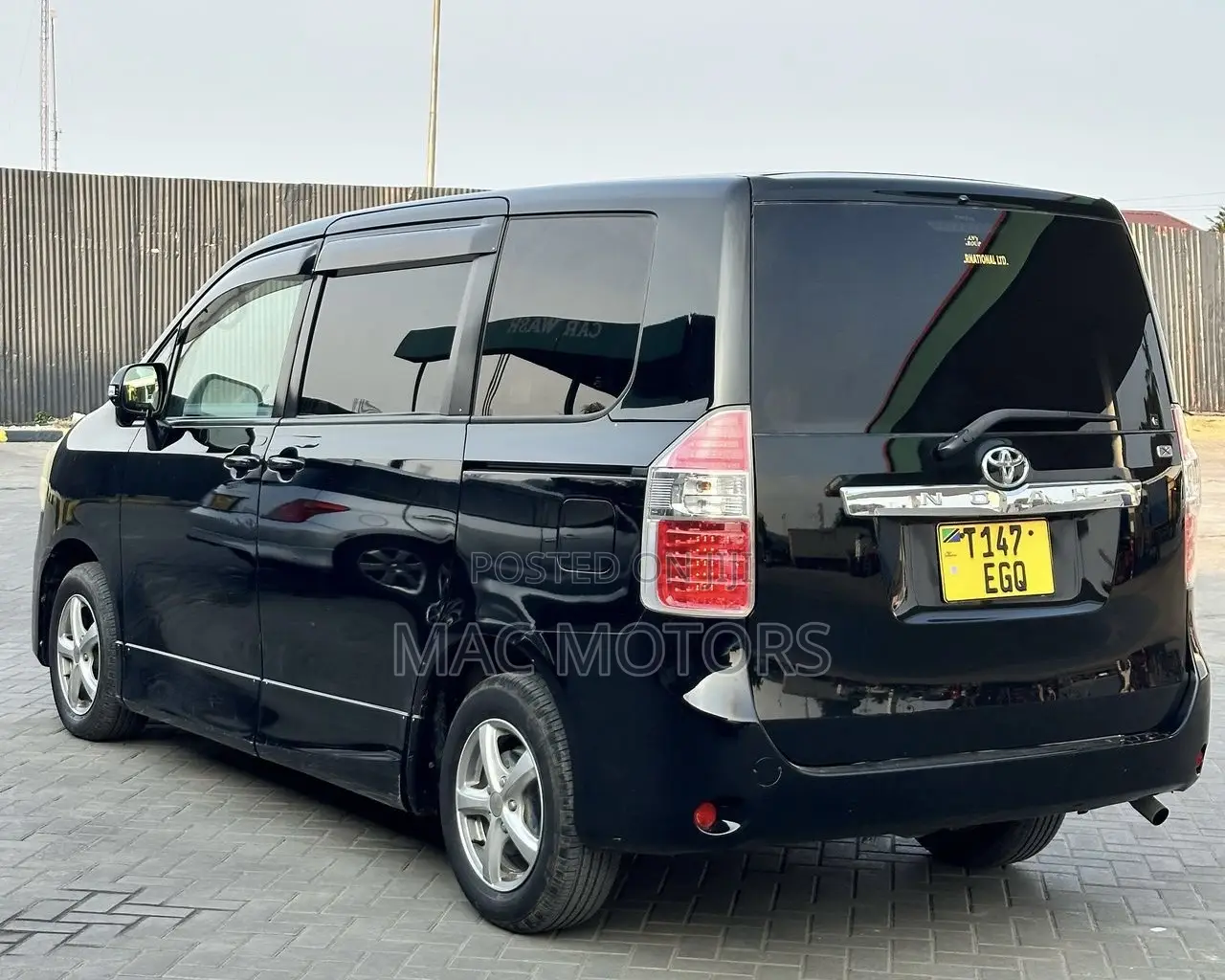 Toyota Noah 2.0 143hp FWD (8 Seater) 2008 Black