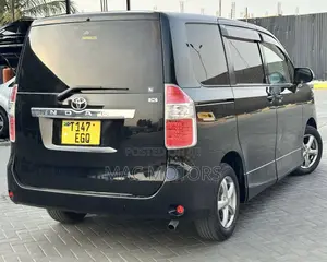 Toyota Noah 2.0 143hp FWD (8 Seater) 2008 Black