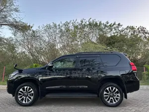 Toyota Land Cruiser Prado 2023 Black