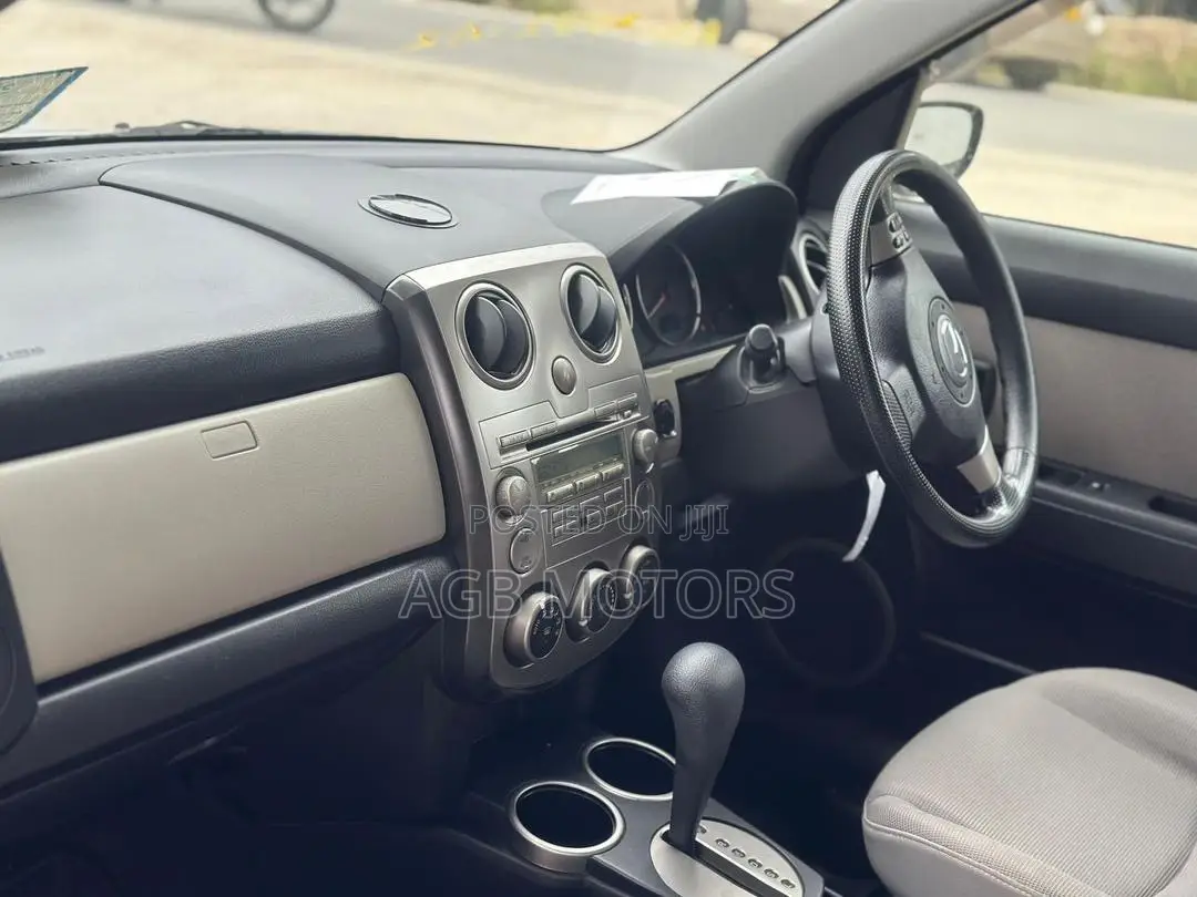 Mazda Verisa 2005 Silver