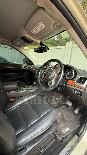 Jeep Grand Cherokee 2011 Gold