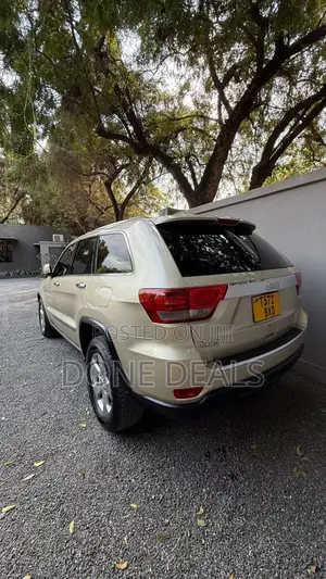 Jeep Grand Cherokee 2011 Gold