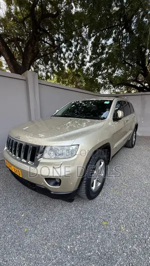 Jeep Grand Cherokee 2011 Gold